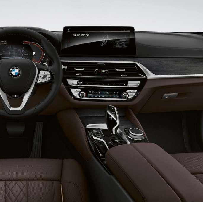 Førerplass BMW 5-serie Sedan G30 Luxury Line Førerplass BMW 5-serie Sedan 520d xDrive G30 2020 Luxury Line eksklusivt nappaskinn i mokka med kantbånd i kontrastfarge interiør