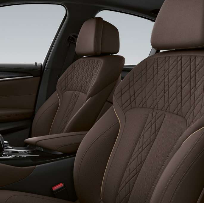 Setetrekk BMW 5-serie Sedan G30 Luxury Line Setetrekk i eksklusivt nappaskinn i mokka eksklusiv dekorsøm med kantbånd i kontrastfarge BMW 5-serie Sedan 520d xDrive G30 2020 Luxury Line interiør