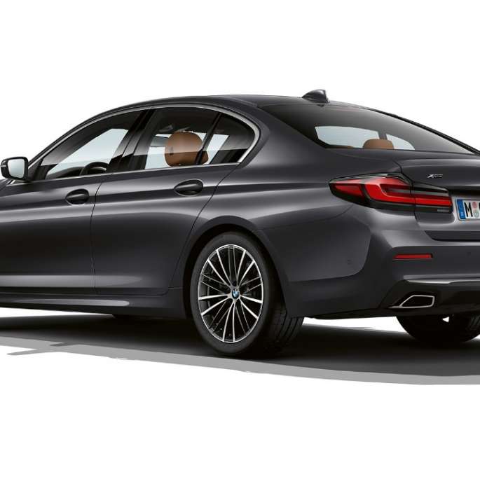 BMW 5-serie Sedan G30 standardmodell hekk BMW 5-serie Sedan 540i G30 2020 standardmodell i sofistogrå sett skrått bakfra