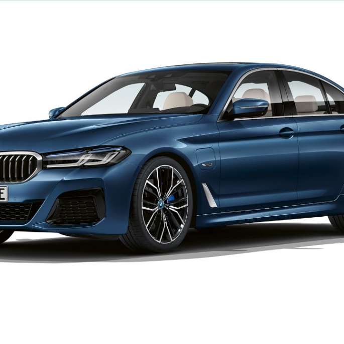 BMW 5-serie Sedan G30 Plug-In hybrid M Sportspakke front BMW 5-serie Sedan 520d xDrive G30 2020 M Sportspakke i alpinhvit sett skrått forfra