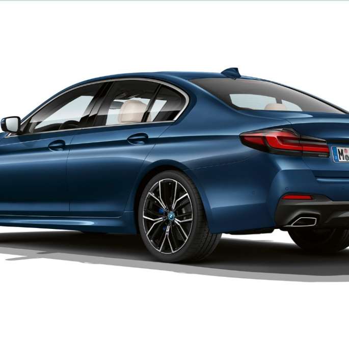 BMW 5-serie Sedan G30 Plug-In hybrid M Sportspakke hekk BMW 5-serie Sedan 520d xDrive G30 2020 M Sportspakke i alpinhvit sett skrått bakfra