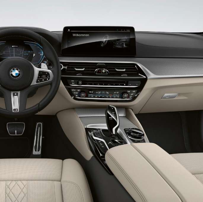 Førerplass BMW 5-serie Sedan Plug-in hybrid G30 M Sportspakke Førerplass BMW 5-serie Sedan 520d xDrive G30 2020 M Sportspakke skinn “dakota” sort med blå kontrastsømmer interiør