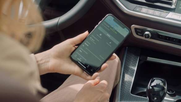 Connected Charging BMW 5-serie Sedan G30 kjørende Connected Charging BMW 5-serie Sedan G30 Facelift 2020
