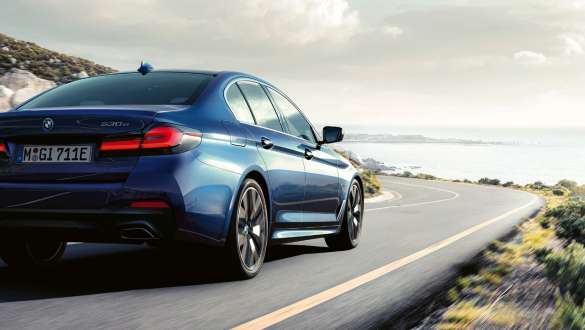 Integrert Active Steering BMW 5-serie Sedan G30 Integrert Active Steering BMW 5-serie Sedan G30 Facelift 2020 sett skrått bakfra, kjørende