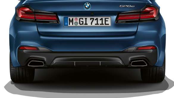 Trapesformet eksosrørdeksel BMW 5-serie Sedan G30 Trapesformet eksosrørdeksel BMW 5-serie Sedan G30 Facelift 2020 nærbilde hekk