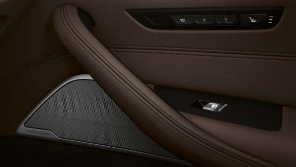 Bowers & Wilkins Diamond surroundlydsystem BMW 5-serie Sedan G30 Bowers & Wilkins Diamond surroundlydsystem BMW 5-serie Sedan G30 Facelift 2020 interiør nærbilde dør