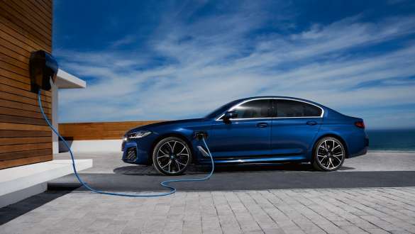 BMW 5-serie Sedan plug-in hybrid 2021 G30 sett fra siden BMW 5-serie Sedan plug-in-hybrid 2021 G30 sett fra siden på BMW Wallbox