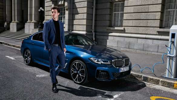 BMW 5-serie Sedan plug-in-hybrid 2021 G30 som lader, sett skrått forfra BMW 5-serie Sedan plug-in-hybrid 2021 G30 som lader med modell, sett skrått forfra