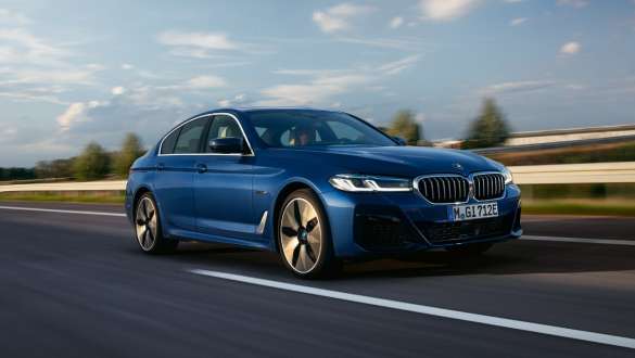 BMW 5-serie Sedan plug-in-hybrid 2021 G30 kjørende sett skrått forfra BMW 5-serie Sedan plug-in-hybrid 2021 G30 sett skrått forfra kjørende på veien