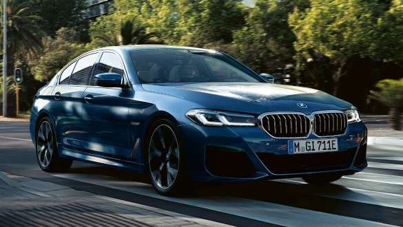BMW 5-serie Sedan G30, sett skrått forfra BMW 5-serie Sedan G30 modelloppgradering 2020 phytonicblå metallic, sett skrått forfra kjørende på veien