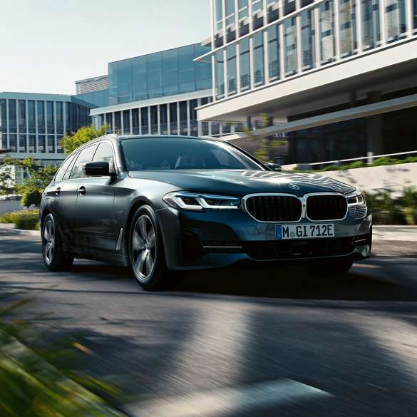 BMW 5-serie Touring G31 eksteriør BMW 5-serie Touring G31 Facelift 2020 sofistogrå sett skrått forfra kjørende i by