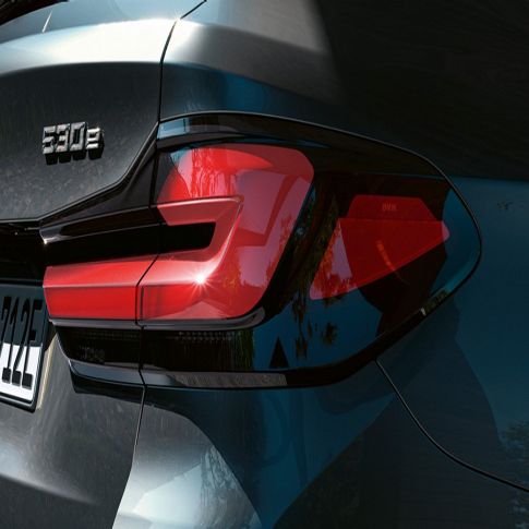 Baklys i 3-D-form BMW 5-serie Touring G31 Baklys i 3-D-form BMW 5-serie Touring G31 Facelift 2020 sofistogrå nærbilde hekk