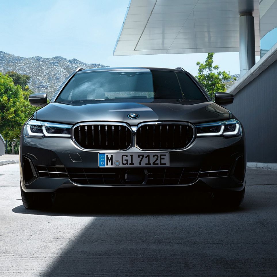 BMW nyregrill og frontskjørt BMW 5-serie Touring G31 BMW nyregrill BMW 5-serie Touring G31 Facelift 2020 sofistogrå nærbilde front