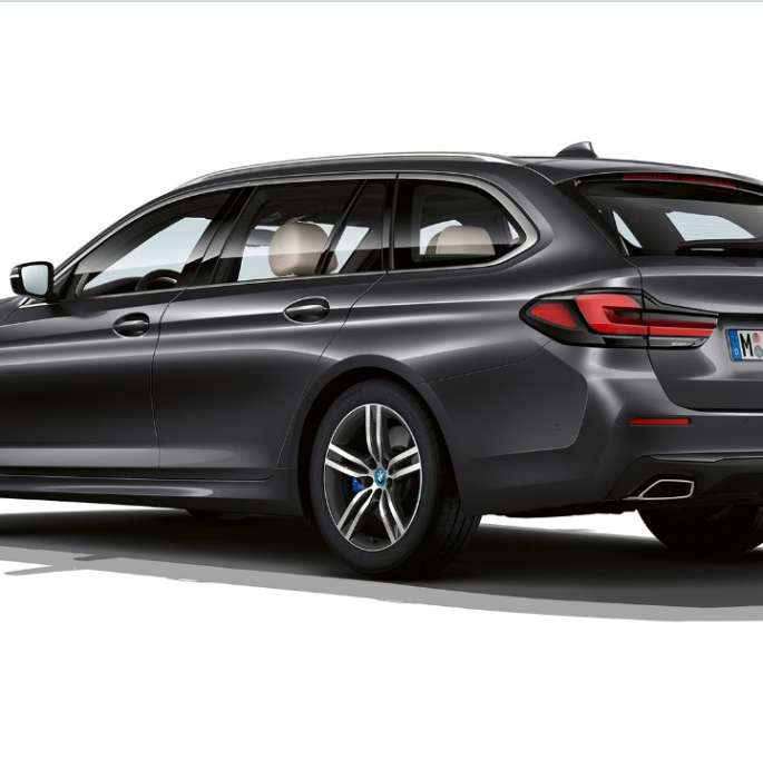 BMW 5-serie Touring G31 standardmodell hekk BMW 5-serie Touring 530i G31 2020 standardmodell i sofistogrå sett skrått bakfra