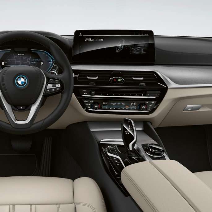 Førerplass BMW 5-serie Touring G31 standardmodell Førerplass BMW 5-serie Touring 530i G31 2020 standardmodell elfenbenshvitt dakotaskinn med eksklusiv dekorsøm med kantbånd i kontrastfarge interiør