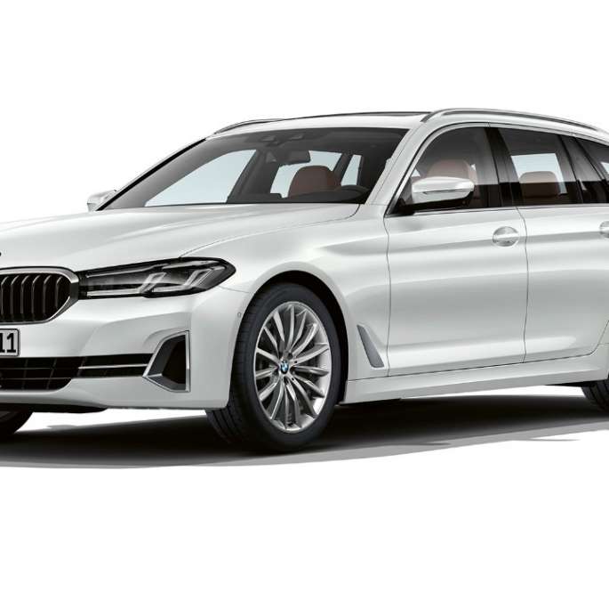 BMW 5-serie Touring G31 Luxury Line front BMW 5-serie Touring 530i G31 2020 Luxury Line mineralhvit sett skrått forfra