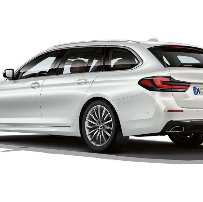 BMW 5-serie Touring G31 Luxury Line hekk BMW 5-serie Touring 530i G31 2020 Luxury Line mineralhvit sett skrått bakfra