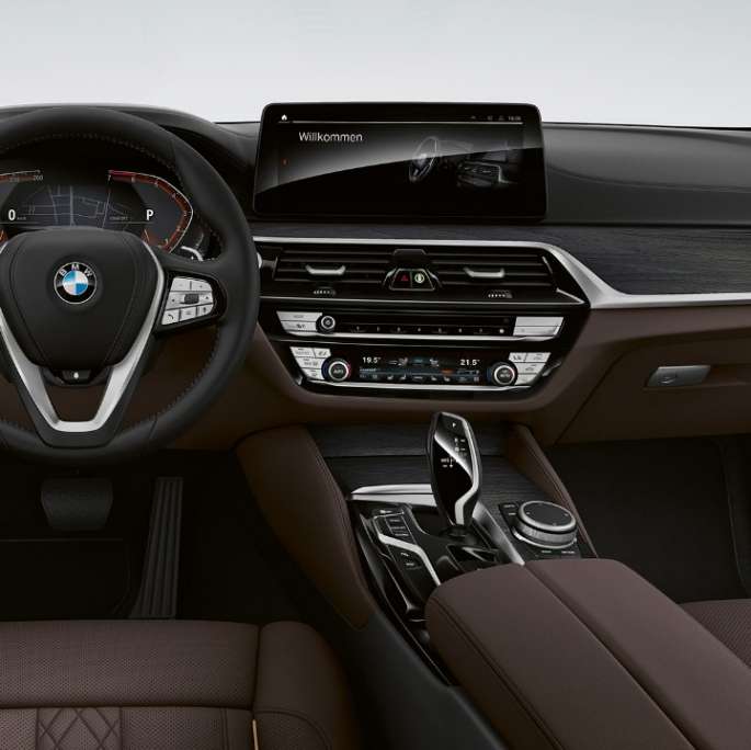 Førerplass BMW 5-serie Touring G31 Luxury Line Førerplass BMW 5-serie Touring 530i G31 2020 Luxury Line eksklusivt nappaskinn i mokka med kantbånd i kontrastfarge interiør