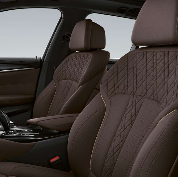 Setetrekk BMW 5-serie Touring G31 Luxury Line Setetrekk i eksklusivt nappaskinn i mokka eksklusiv dekorsøm med kantbånd i kontrastfarge BMW 5-serie Touring 530i G31 2020 Luxury Line interiør