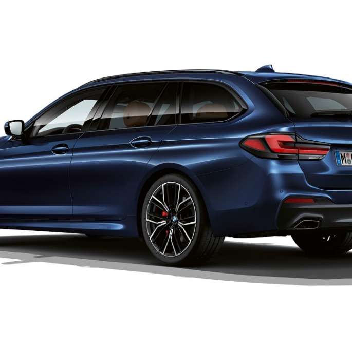BMW 5-serie Touring G31 M Sportspakke hekk BMW 5-serie Touring 530e G31 2020 M sportspakke tansanittblå II metallic sett skrått bakfra