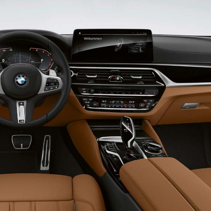 Førerplass BMW 5-serie Touring G31 M Sportspakke Førerplass BMW 5-serie Touring 530e G31 2020 M Sportspakke konjakkfarget dakotaskinn med eksklusiv dekorsøm med kantbånd i kontrastfarge interiør