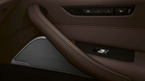 Bowers & Wilkins Diamond surroundlydsystem BMW 5-serie Touring G31 Bowers & Wilkins Diamond surroundlydsystem BMW 5-serie Touring G31 Facelift 2020 interiør nærbilde dør