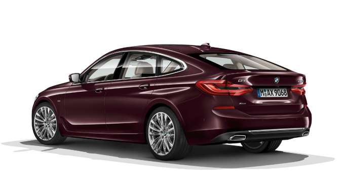 BMW 6-serie Gran Turismo G32 Luxury Line sett skrått bakfra BMW 6-serie Gran Turismo G32 2017 Luxury Line Royal burgunderrød sett skrått bakfra