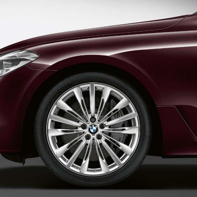 BMW 6-serie Gran Turismo G32 Luxury Line hekk front fra siden BMW 6-serie Gran Turismo G32 2017 Luxury Line Royal burgunderrød front sett fra siden med lettmetallfelger multieke 644