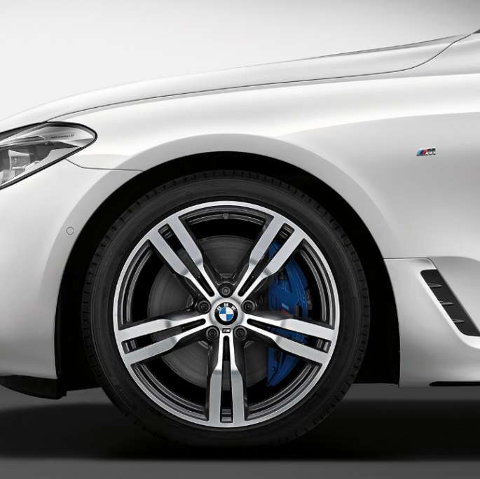 BMW 6-serie Gran Turismo G32 M Sportspakke hekk front fra siden BMW 6-serie Gran Turismo G32 2017 M Sportspakke mineralhvit metallic front sett fra siden med lettmetallfelger dobbelteke 647 M