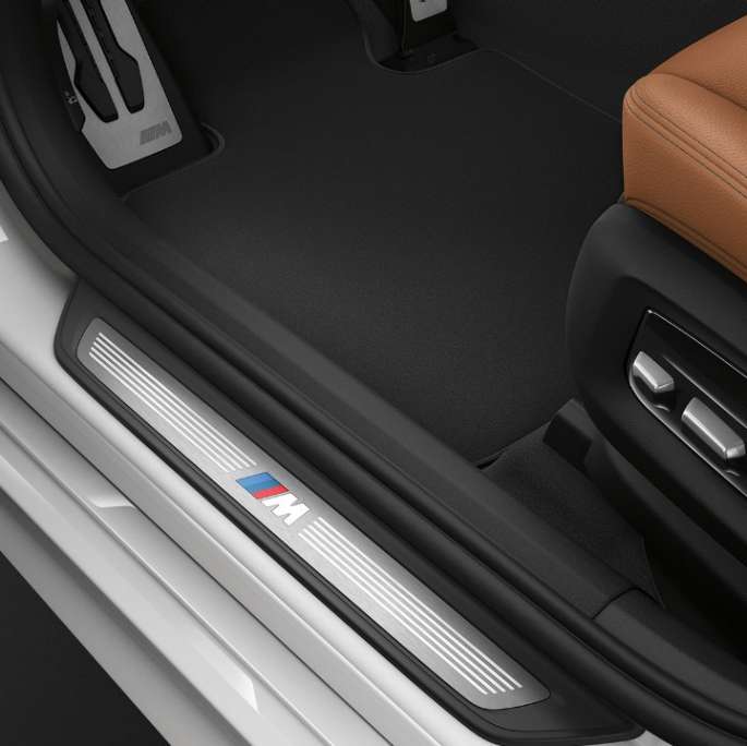 BMW 6-serie Gran Turismo G32 M Sportspakke hekk innstegslist BMW 6-serie Gran Turismo G32 2017 M Sportspakke mineralhvit metallic innstegslist