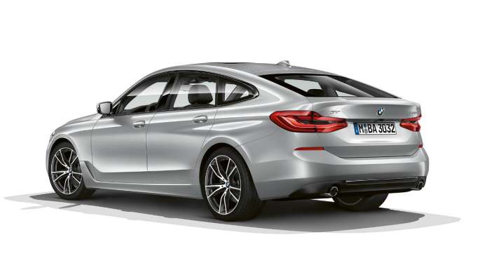 BMW 6-serie Gran Turismo G32 Sport Line sett skrått bakfra BMW 6-serie Gran Turismo G32 2017 Sport Line Glaciersølv metallic sett skrått bakfra