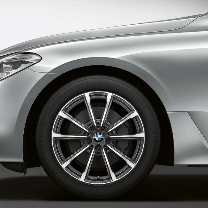 BMW 6-serie Gran Turismo G32 Sport Line hekk front fra siden BMW 6-serie Gran Turismo G32 2017 Sport Line Glaciersølv metallic front sett fra siden med lettmetallfelger V-eke 685