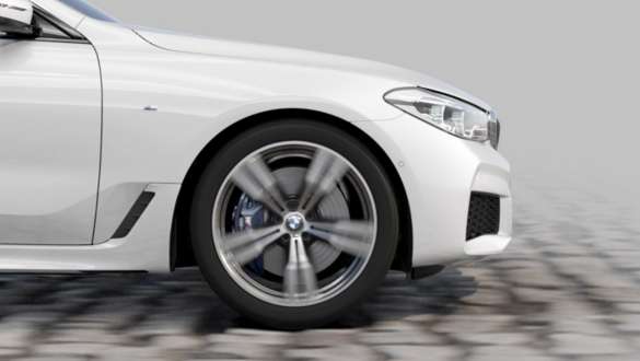 Adaptiv luftfjæring på begge aksler BMW 6-serie Gran Turismo G32 Adaptiv luftfjæring på begge aksler BMW 6-serie Gran Turismo G32 2017 mineralhvit metallic front fra siden