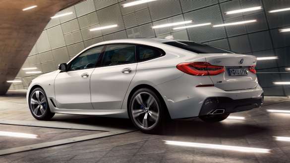 Executive Drive i BMW 6-serie Gran Turismo G32 Executive Drive BMW 6-serie Gran Turismo G32 2017 mineralhvit metallic sett skrått bakfra