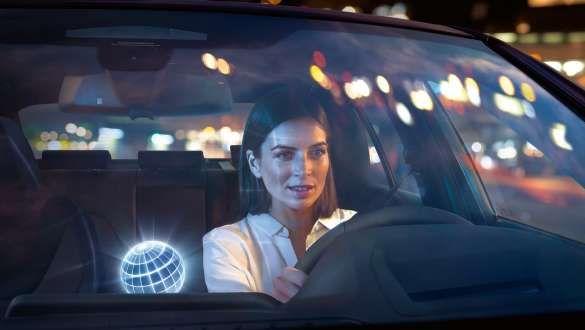 Kvinne kjører hennes BMW 6-serie Gran Turismo med BMW Connected G32 Kvinne kjører hennes BMW 6-serie Gran Turismo med BMW Connected G32 2017