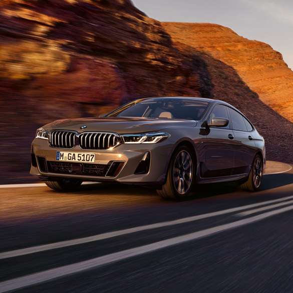 BMW 6-serie Gran Turismo G32 2020 BMW 6-serie Gran Turismo 640i xDrive G32 2020 berninagrå sett skrått forfra kjørende på vei foran landskap