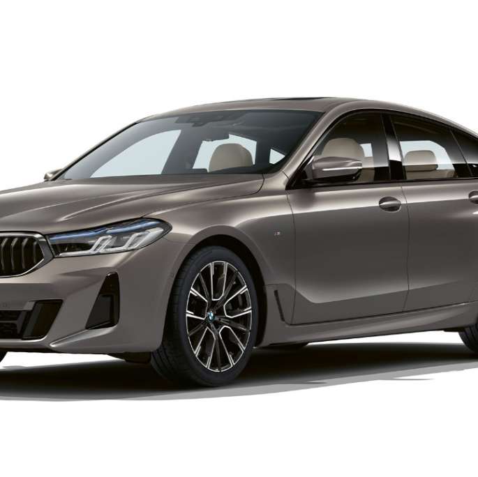 BMW 6-serie Gran Turismo M sportspakke G32 2020 BMW 6-serie Gran Turismo G32 640i xDrive 2020 sportspakke berninagrå med raveffekt sett skrått forfra