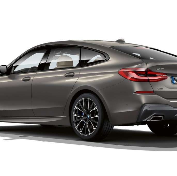 Hekk BMW 6-serie Gran Turismo M sportspakke G32 2020 BMW 6-serie Gran Turismo G32 640i xDrive 2020 sportspakke berninagrå med raveffekt sett skrått bakfra
