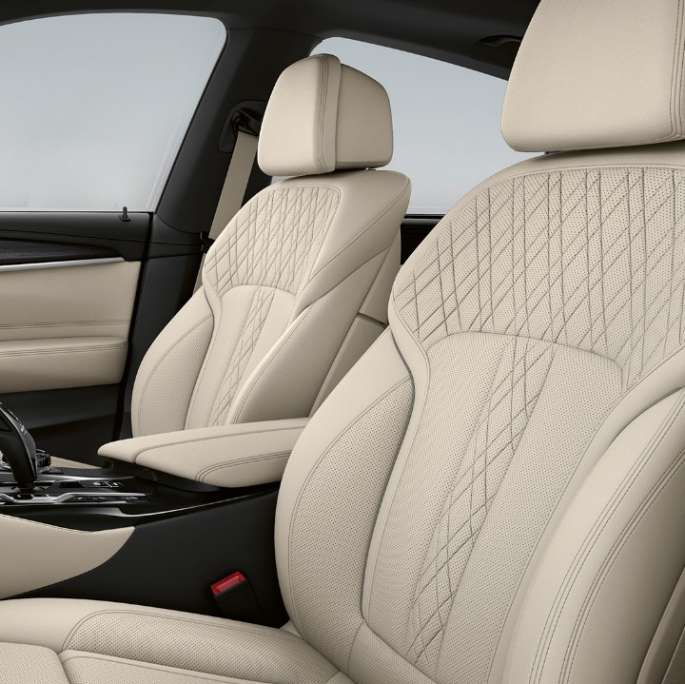 Setetrekk BMW 6-serie Gran Turismo M sportspakke G32 2020 Setetrekk i eksklusivt elfenbensfarget nappaskinn BMW 6-serie Gran Turismo G32 640i xDrive 2020 M sportspakke interiør