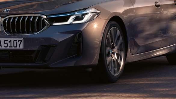 Adaptiv luftfjæring på begge aksler BMW 6-serie Gran Turismo G32 2020 Adaptiv luftfjæring på begge aksler BMW 6-serie Gran Turismo G32 2020 næropptak skrått forfra