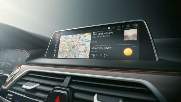 BMW 3-serie Sedan med BMW Operating System 7.0 BMW 7-serie Sedan: Displayet viser BMW Operating System 7.0