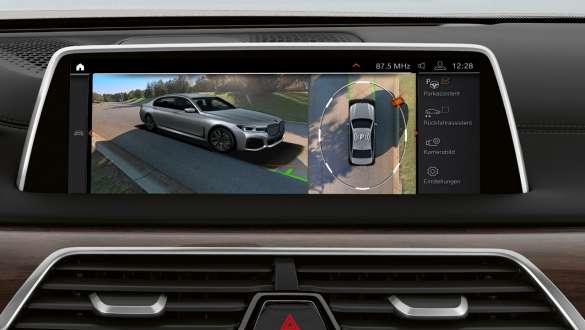 BMW 7-serie Sedan med parkeringsassistent Plus BMW 7-serie Sedan: Displayet viser parkeringsassistent Plus
