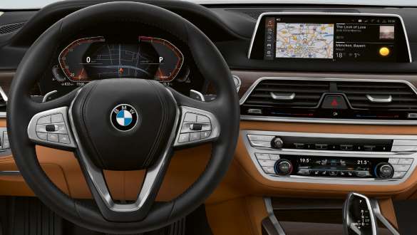 BMW 7-serie Sedan med BMW Live Cockpit Professional BMW 7-serie Sedan: Displayet viser BMW Live Cockpit Professional