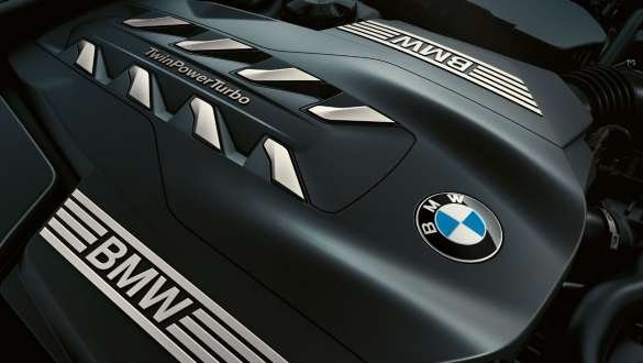 8-sylindret BMW TwinPower Turbo bensinmotor BMW 7-serie Sedan: Nærbilde av 8-sylindret BMW TwinPower Turbo bensinmotor