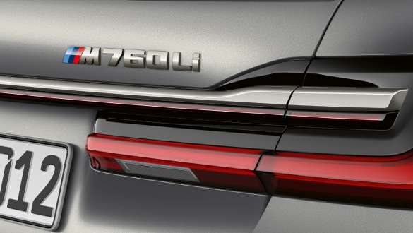 M760Li-emblemet på BMW 7-serie Sedan BMW 7-serie Sedan: Nærbilde av M760Li-emblemet på hekken