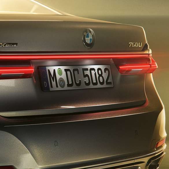 750Li-emblemet på BMW 7-serie Sedan BMW 7-serie Sedan: Nærbilde av 750Li-emblemet på hekken