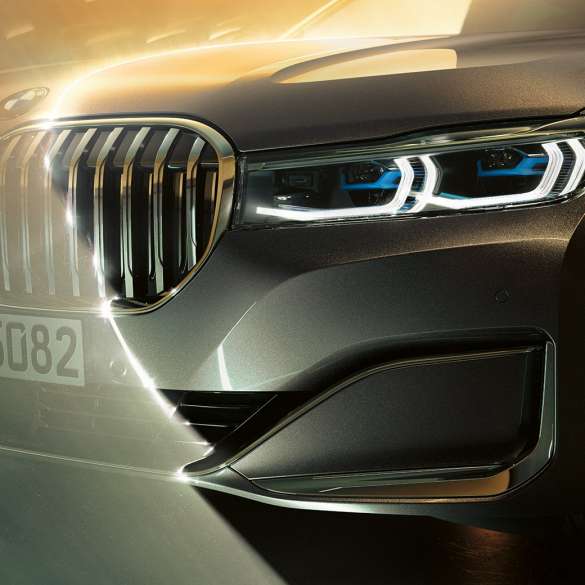 BMW 7-serie Sedan med nyregrill og laserlys BMW 7-serie Sedan: Nærbilde av fronten med stor nyregrill og laserlys
