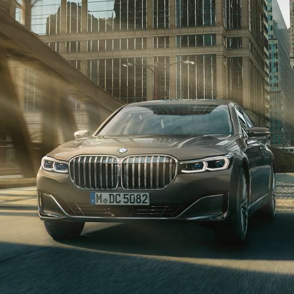 Førerassistentsystemer i BMW 7-serie Sedan Førerassistentsystemer: BMW 7-serie Sedan som kjører i bylandskap