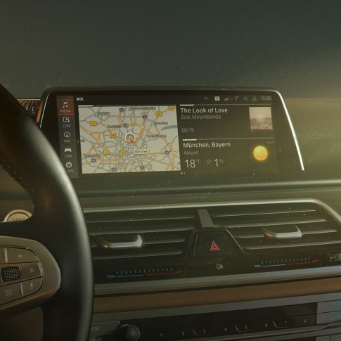 BMW Operating System 7.0 BMW 7-serie Sedan med BMW Operating System 7.0 på kontrolldisplayet