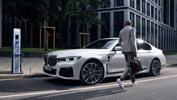 BMW 7-serie Sedan plug-in-hybrid G11 G12 som lader, sett skrått fra siden BMW 7-serie Sedan plug-in-hybrid G11 G12 som lader med modell , sett skrått fra siden